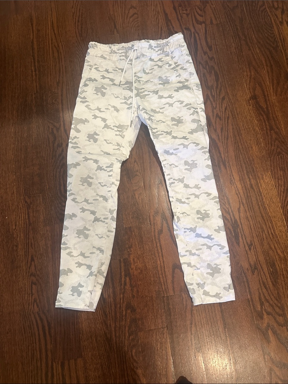 Women’s Size 27 Flogs white camouflage pants with elastic waist and string tie.